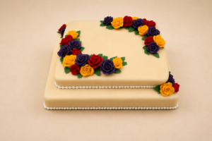 Bryllupskage i dobbellag med blomster